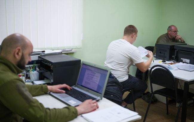 "Мы как HR, только VIP-класса". Как работает первый центр рекрутинга Сухопутных войск в Киеве