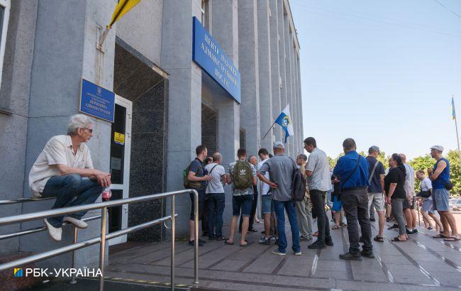 Чоловікам Києва порадили альтернативний спосіб оновлення даних через черги у ЦНАПах