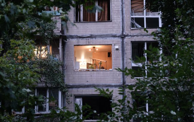 "Просто вилетіла з 9 поверху": дівчина вижила після падіння під час атаки на Київ