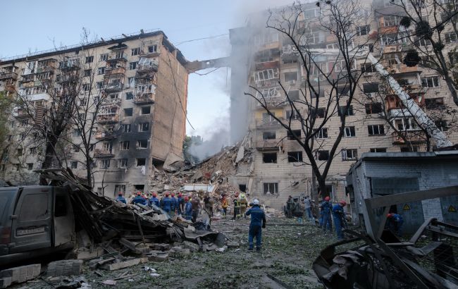 Батьки чекають: хлопця зі зруйнованої 9-поверхівки у Києві досі шукають