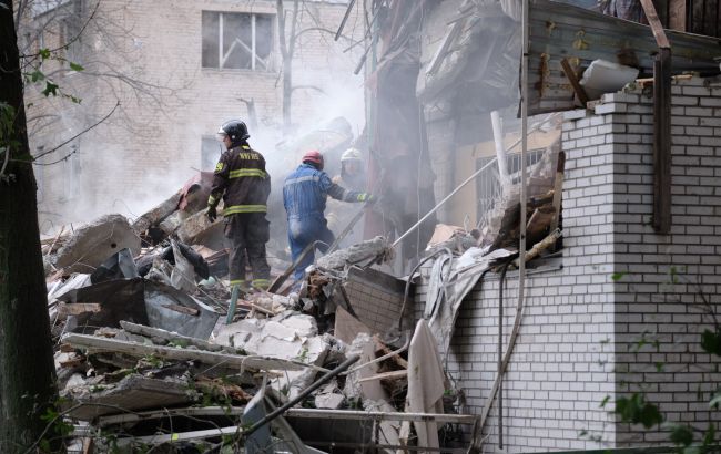 У Києві рятують чоловіка з-під завалів: триває "ювелірна операція"