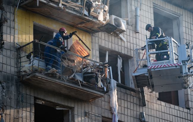 Удар по Киеву: в одном из поврежденных домов обрушилась лестница