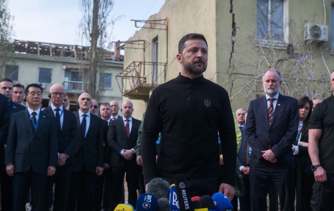 Зеленський може не встигнути на похорон Папи Римського: хто тоді представить Україну