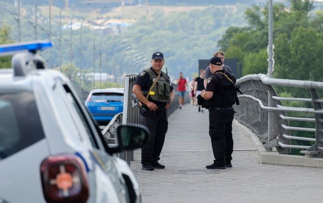 У Дніпрі викрадачку туї примотали скотчем до стовпа: фото "самосуду"