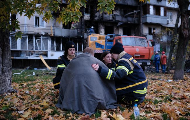 Пожежа, влучання у будинок та десятки постраждалих: все про нічну атаку РФ на Київ