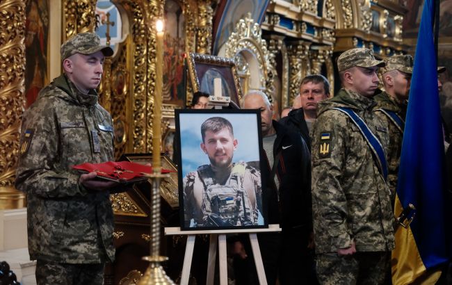 У Києві попрощались із військовим і волонтером Павлом Петриченком (фото)