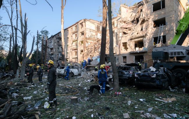 Зруйновано цілий підʼїзд. Руйнівні наслідки обстрілу Шевченківського району Києва (фоторепортаж)