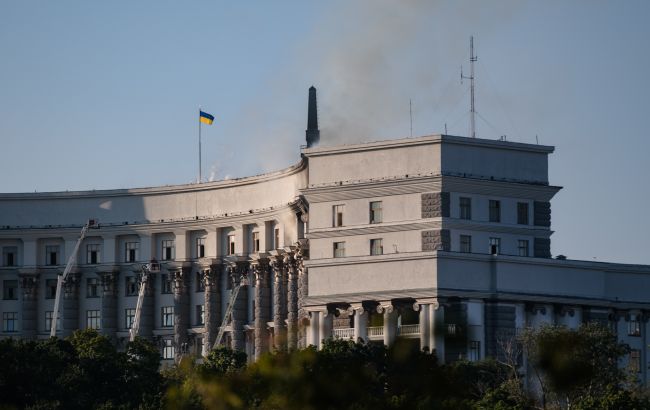 РФ впервые за время войны атаковала здание Кабмина: на верхних этажах пожар (фото)