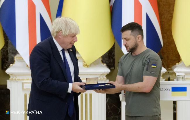 Джонсон приехал в Киев и получил орден от Зеленского