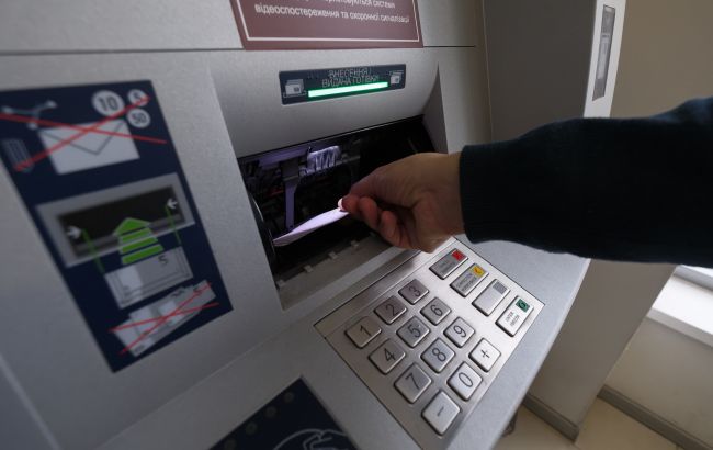 Сколько денег украинцы снимают в банкоматах: НБУ назвал суммы в Украине и за рубежом