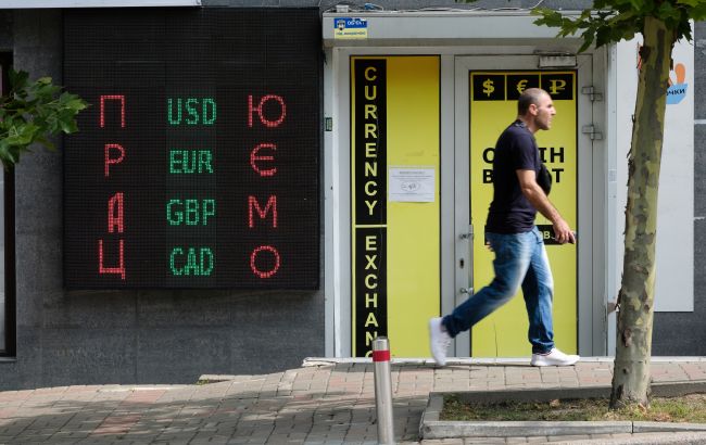 Долар стабільний, курс євро зріс до 49 гривень