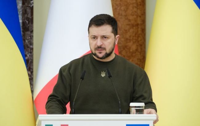 Зеленский показал комнату на Банковой, в которой сейчас живет (видео)