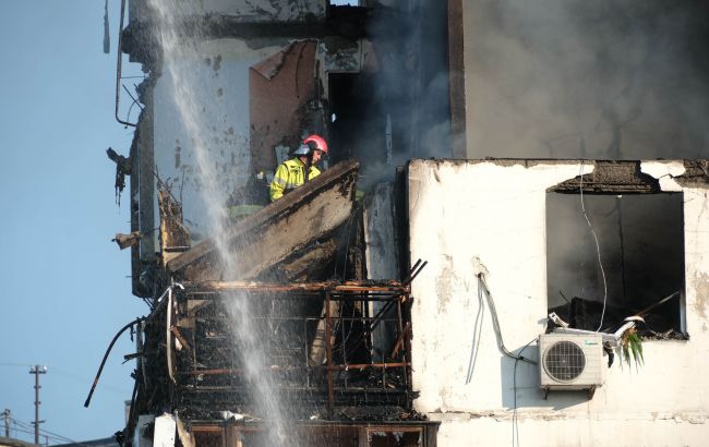 У Києві пролунав вибух: горить багатоповерховий будинок (фото, відео)