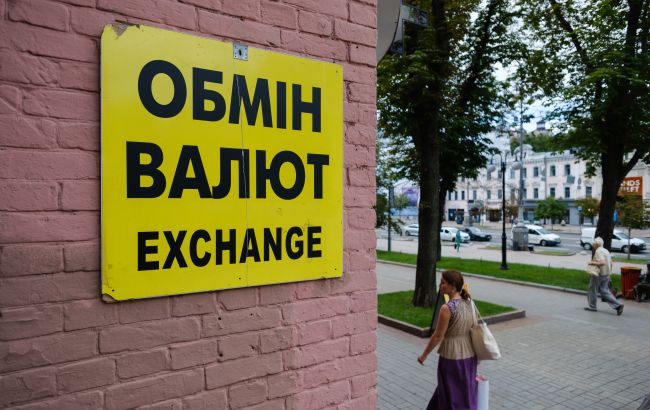 НБУ повысил курс доллара и снизил курс евро