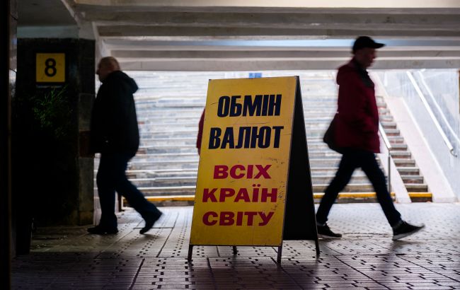 Доллар подешевел после недельного роста