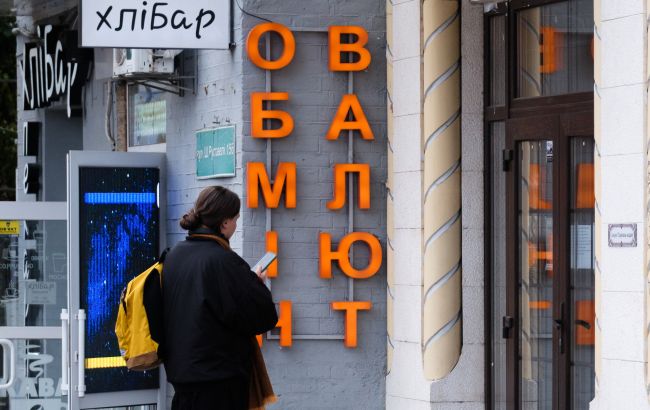 Долар знову подорожчав в обмінниках, курс євро перевищив 49 гривень