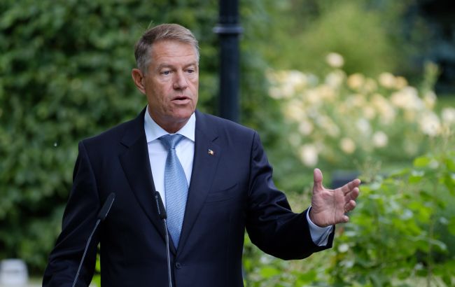 Президент Румунії оголосив про відставку під загрозою імпічменту в парламенті