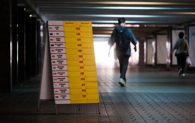 Долар і євро дешевшають: обмінники виставили нові курси валют