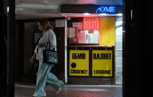 Доллар подешевел в обменниках, евро дорожает