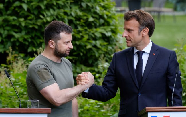 Зеленський попередив Макрона про підготовку росіянами провокацій на ЗАЕС