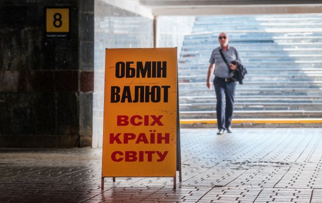 Долар і євро пішли вниз: які курси в обмінних пунктах України