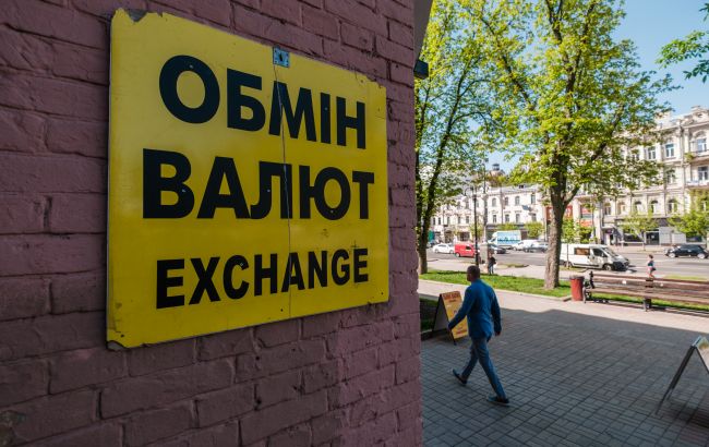 Доллар дешевеет, евро дорожает: какие курсы в обменных пунктах