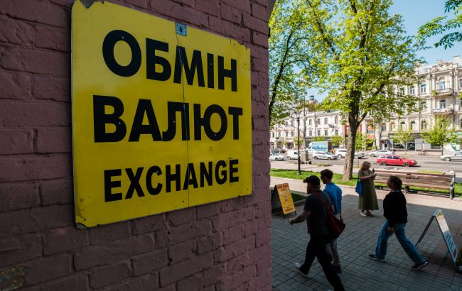 Якими будуть курси долара та євро в липні: прогноз банкіра