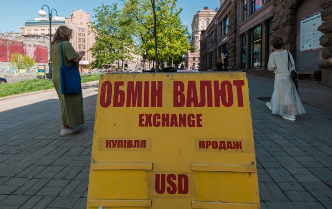 Обмінники опустили курс долара нижче 42 гривень і підняли євро до 49 гривень