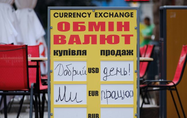 НБУ підвищив курс долара і підняв євро до 49 гривень