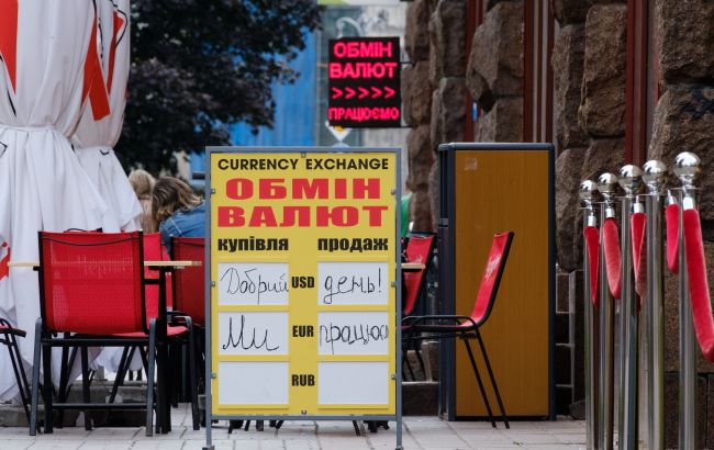 Долар дорожчає четвертий день поспіль, але зростання сповільнилося