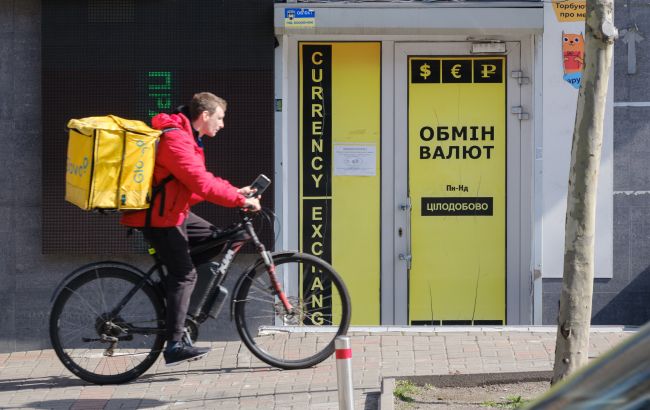 Долар пішов униз: свіжий курс в обмінниках