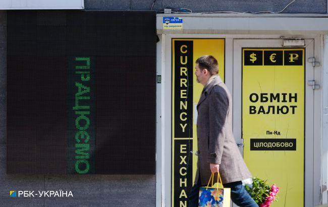 Долар знову дешевшає: обмінники виставили свіжі курси