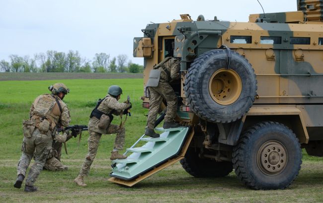 Кого можуть відразу відправити на фронт після вручення повістки: пояснення юриста