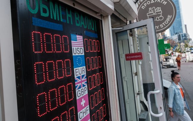 НБУ підвищив курси долара і євро до гривні