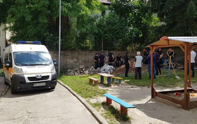 У Львові обвалилася стіна дитсадка, є загиблий