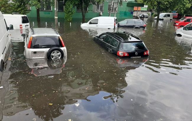 Дощі затопили Рівне: вода з сходів лилася водоспадом (відео)