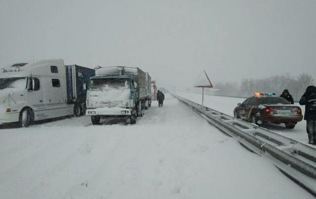 Негода в Україні: ускладнено рух на трасі Одеса-Київ