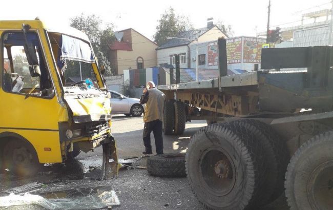 В Днепре столкнулись грузовик и маршрутка, есть пострадавшие