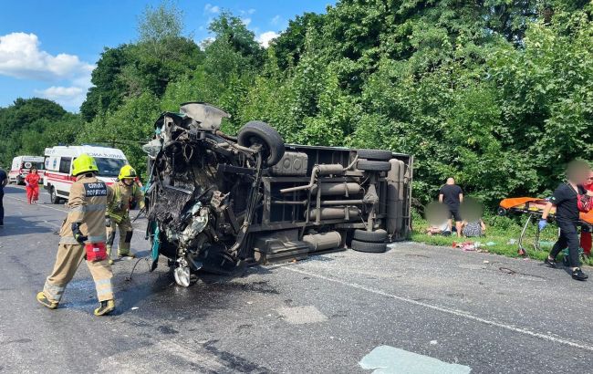 У Полтавській області автомобіль зіткнувся з маршруткою, є жертви