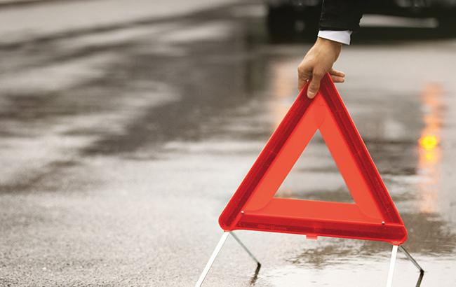 В Киеве на мосту Патона автомобиль врезался в фуру, есть погибший