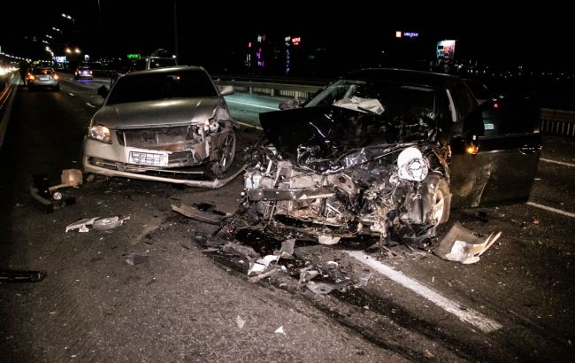 В Киеве на Северном мосту столкнулись автомобили