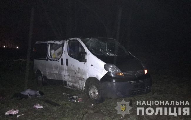 Возле Черновцов микроавтобус слетел в кювет, есть жертвы