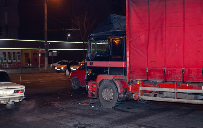 В Днепре фура протаранила маршрутку, есть пострадавшие