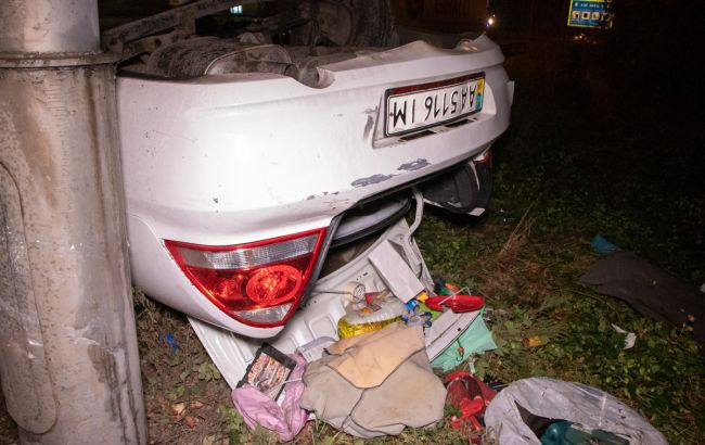 В Киеве перекинулось такси с пассажиром