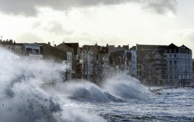 В Германии из-за урагана Фридерике людей просят не выходить из дома