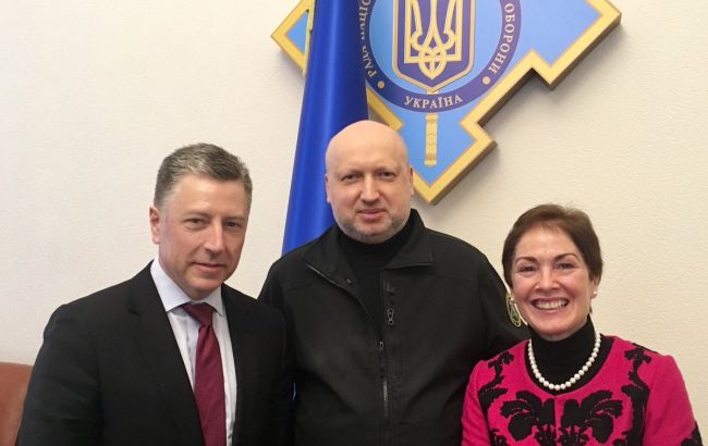 Турчинов и Волкер обсудили принятый закон о реинтеграции Донбасса