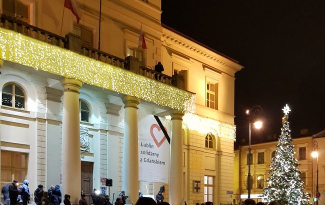 Почтить память мэра Гданьска вышли тысячи поляков