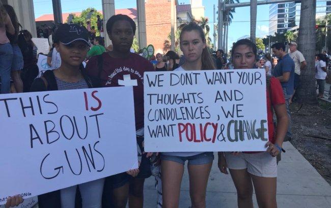 В США начались протесты с требованием ужесточить контроль за оборотом оружия