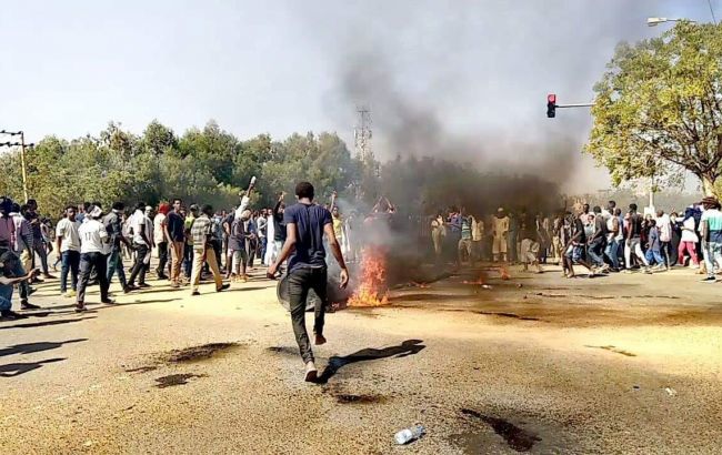 В Судане выдали ордера на арест 38 журналистов