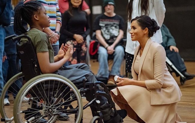 Беременная Меган Маркл очаровала нежным образом во время визита в театр